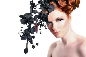 mujer con orquideas