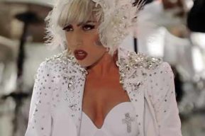Lady GaGa vuelve a dar la nota, provocando