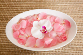 Las virtudes del agua de rosa para la piel y el rostro