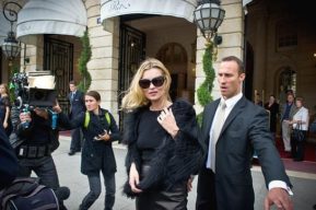 Kate Moss, inminente boda y problemas con su vestido