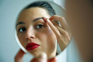 mujer en el espejo