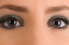 Trucos para maquillarse el contorno de ojos
