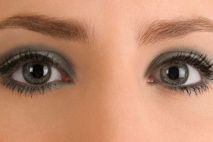 mujer con los ojos maquillados
