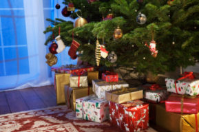 Los beneficios de adornar el árbol de navidad en familia