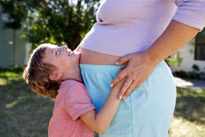 niño junto a madre embarazada