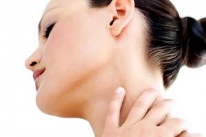 mujer tocándose el cuello