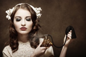 mujer perfumándose
