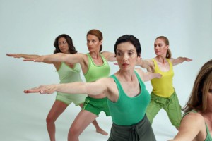 mujeres haciendo ejercicios de yoga
