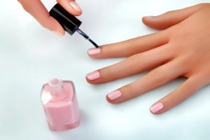mujer pintándose las uñas