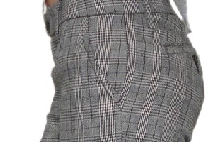 mujer con pantalón chino
