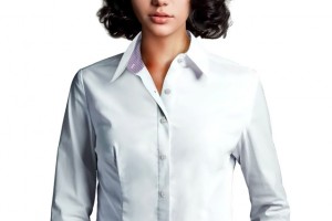 Mujer con camisero blanco