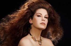 Mujer con el pelo suelto