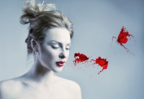 Mujer con los labios pintados