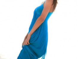 Mujer con vestido azul cobalto