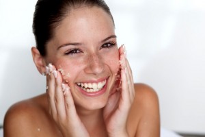 Mujer exfoliándose la piel