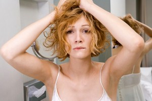 Mujer con el cabello revuelto