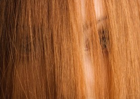 Mujer con pelo largo cubriendo su cara