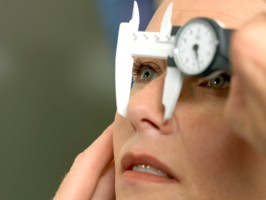 Mujer preparándose a una rinoplastia