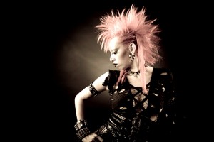 Mujer luciendo ropa punk