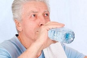 No beber suficiente líquido es perjudicial para la salud de nuestros mayores