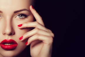 Unos labios sensuales con el bálsamo y el lipgloss de Oilily