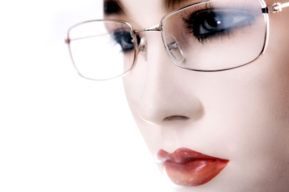 Gafas y maquillaje, algunos trucos y consejos