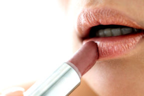 Consejos para una correcta aplicación de la barra de labios