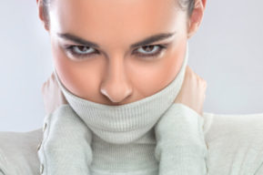 Consejos para llevar correctamente un jersey de cuello vuelto