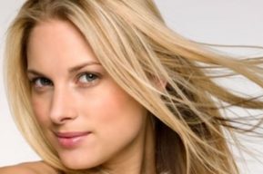 Cuidados del cabello rubio durante el verano
