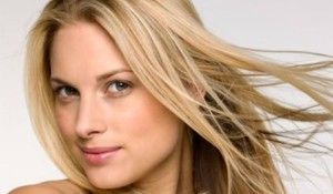 Cuidados del cabello rubio durante el verano