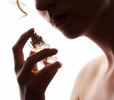 Mujer perfumándose