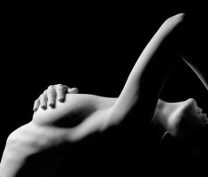 Mujer desnuda cubriendo el pecho