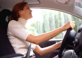 mujeres y hombres al volante