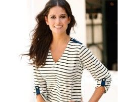 Mujer con blusa de rayas
