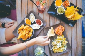 Cómo organizar una comida en el jardín
