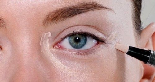 como utilizar el corrector de ojeras