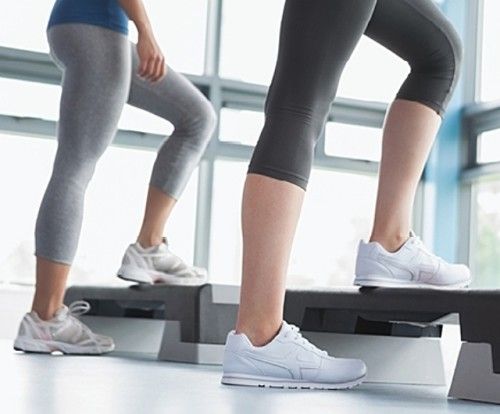 Mujeres haciendo step