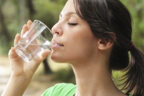 Los beneficios del agua en ayunas