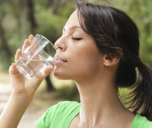 Mujer bebiendo agua