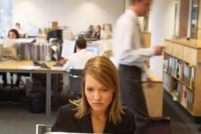 La mujer en la oficina, problemas y conflictos