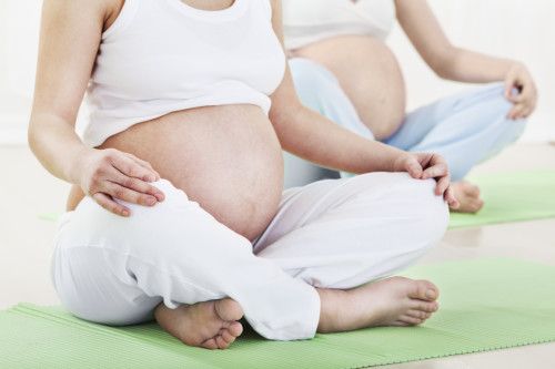 Mujer haciendo yoga