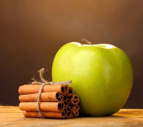 Ramas de canela y manzana
