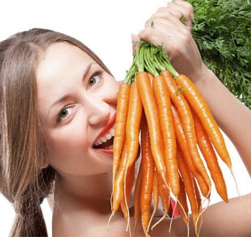 Mujer comiendo zanahorias