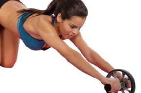 El trabajo de los abdominales con la rueda para abdominales