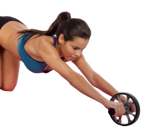 Mujer con rueda para abdominales