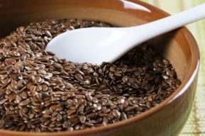El agua de granos de lino para combatir la celulitis