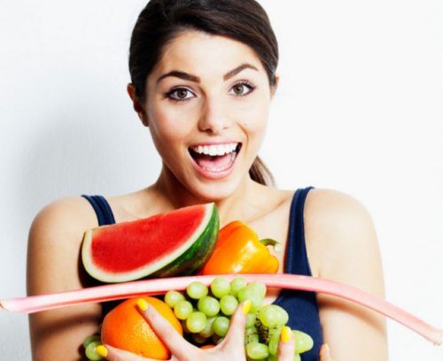 Mujer con frutas en la mano