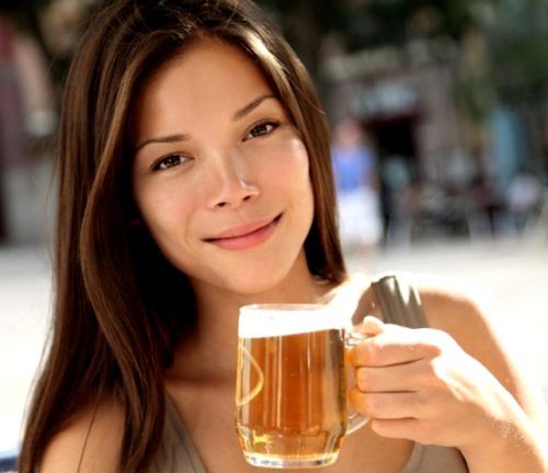 Mujer con cerveza