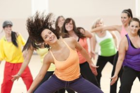 Ejercicios de reggaeton fitness para modelar el cuerpo