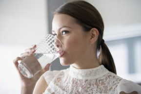 Inconvenientes de las dietas, exceso de agua y agua de limón